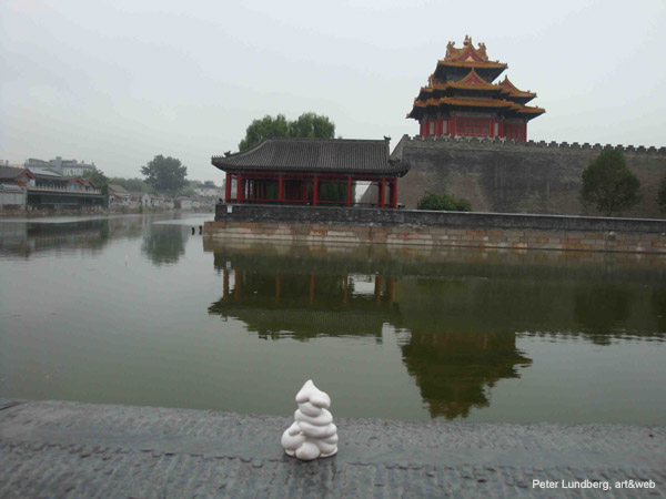 3g_Moat around Forbidden City_2010-09-17_No-2010-241