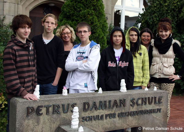 Sch&uuml;ler und Sch&uuml;lerinnen der Petrus-Damian-Schule in Warburg mit ihren Klassenlehrerinnen Cordula Stehle und Ulla Hahne